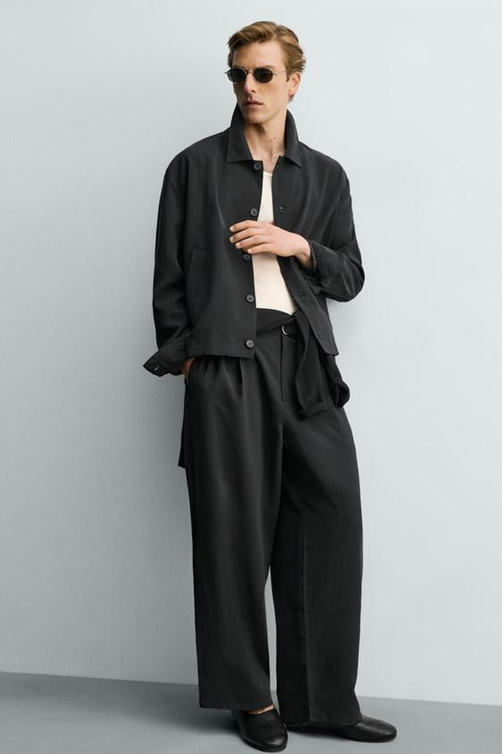 ZARA СТРУЯЩИЕСЯ БРЮКИ СО СКЛАДКАМИ, ЧЕРНЫЙ