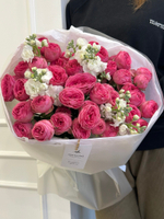 Букет из ярких кустовых пионовидных роз и маттиолы