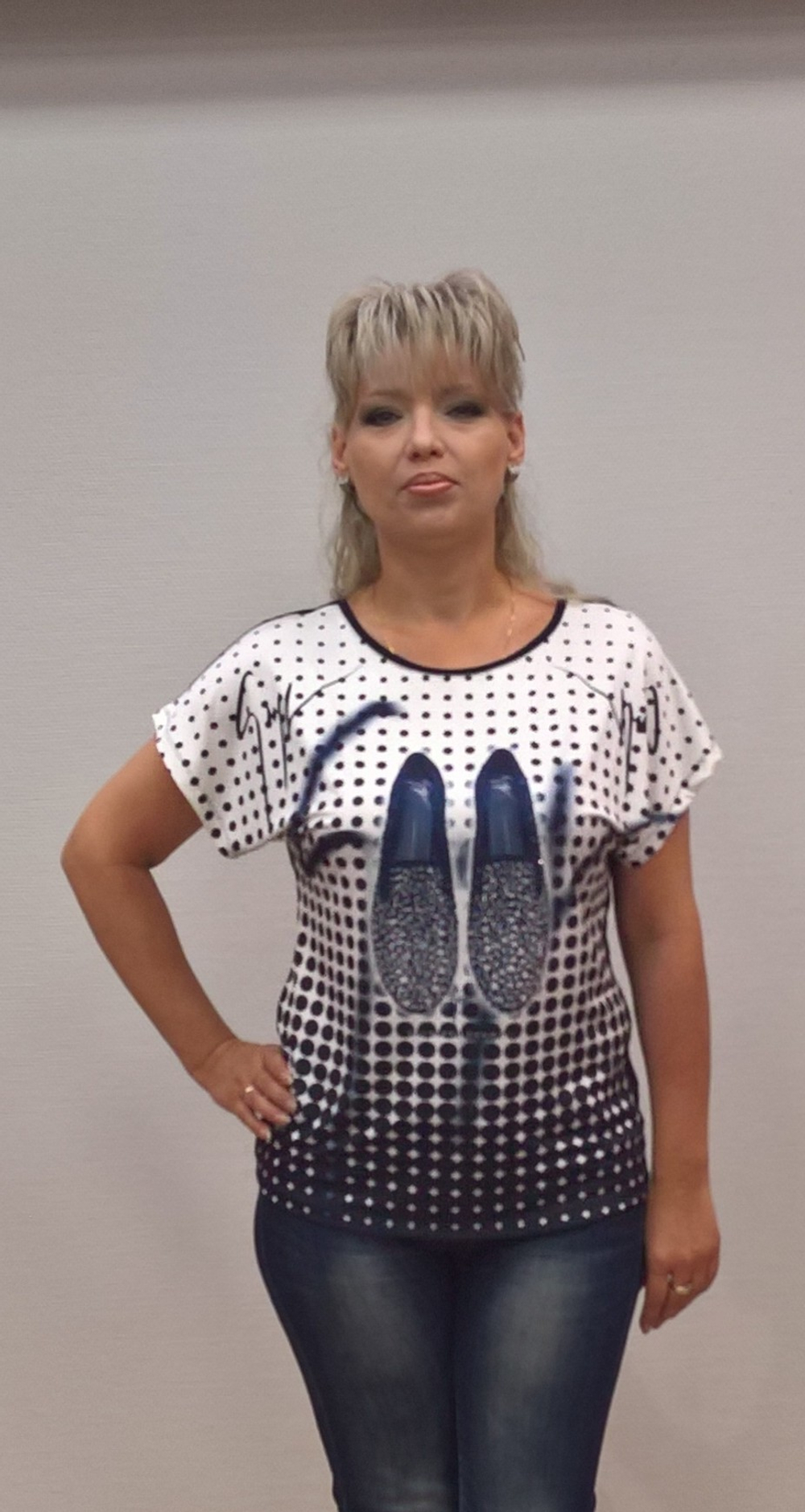 Белый блузон в темно-синий горошек c принтом