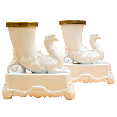 Пара фарфоровых ваз в форме ритона на постаменте. Фарфор, бронза. Франция. XIX в.