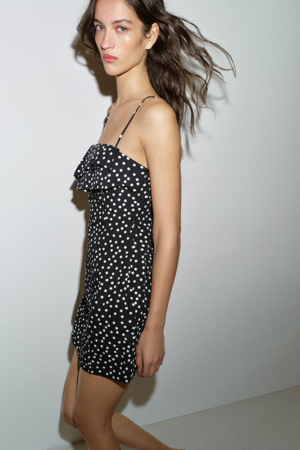 ZARA МИНИ-ПЛАТЬЕ В ГОРОШЕК, ЧЕРНЫЙ/БЕЛЫЙ