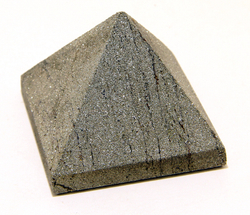 Пирамида из пирита 60-60-50 мм вес 350гр