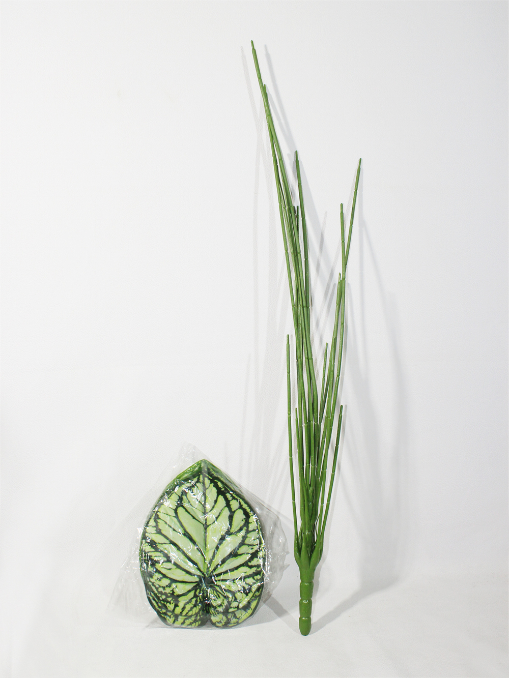 Искусственное растение Алоказия Арма салатовая 100см