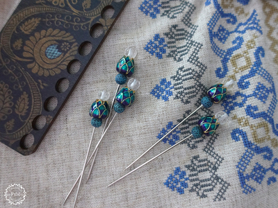 Крупный пин "Лотос индиго"