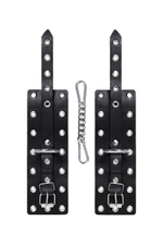 Черные кожаные однослойные наручники с люверсами