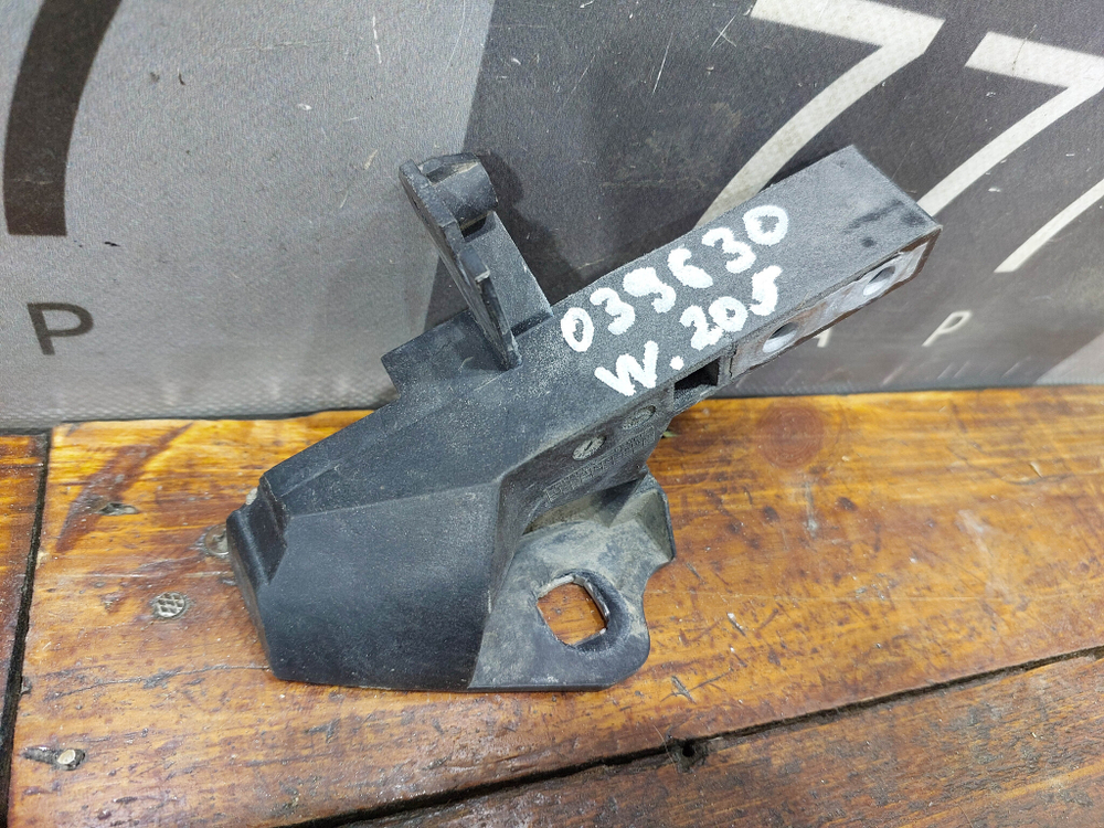 Кронштейн передней панели Mercedes C (W205) 14-23 Б/У Оригинал A2056203401