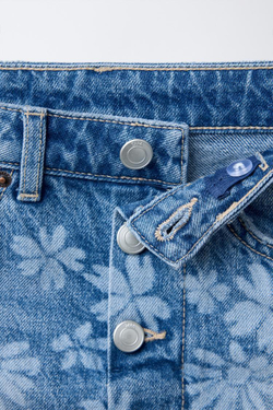 ZARA ДЖИНСОВАЯ ЮБКА-ШОРТЫ С ЦВЕТОЧНЫМ ПРИНТОМ, СИНИЙ