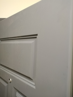 Входная дверь с шумоизоляцией STR МХ-29 Ясень графит / Верона 2 Софт белый (белый матовый, без текстуры)