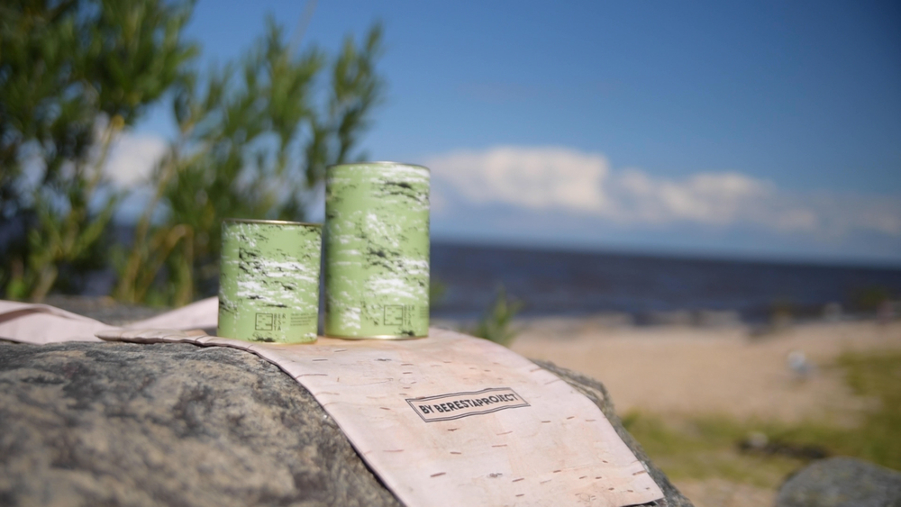 Тубус картонный с жестяной крышкой, фирменный. Для большой кружки.