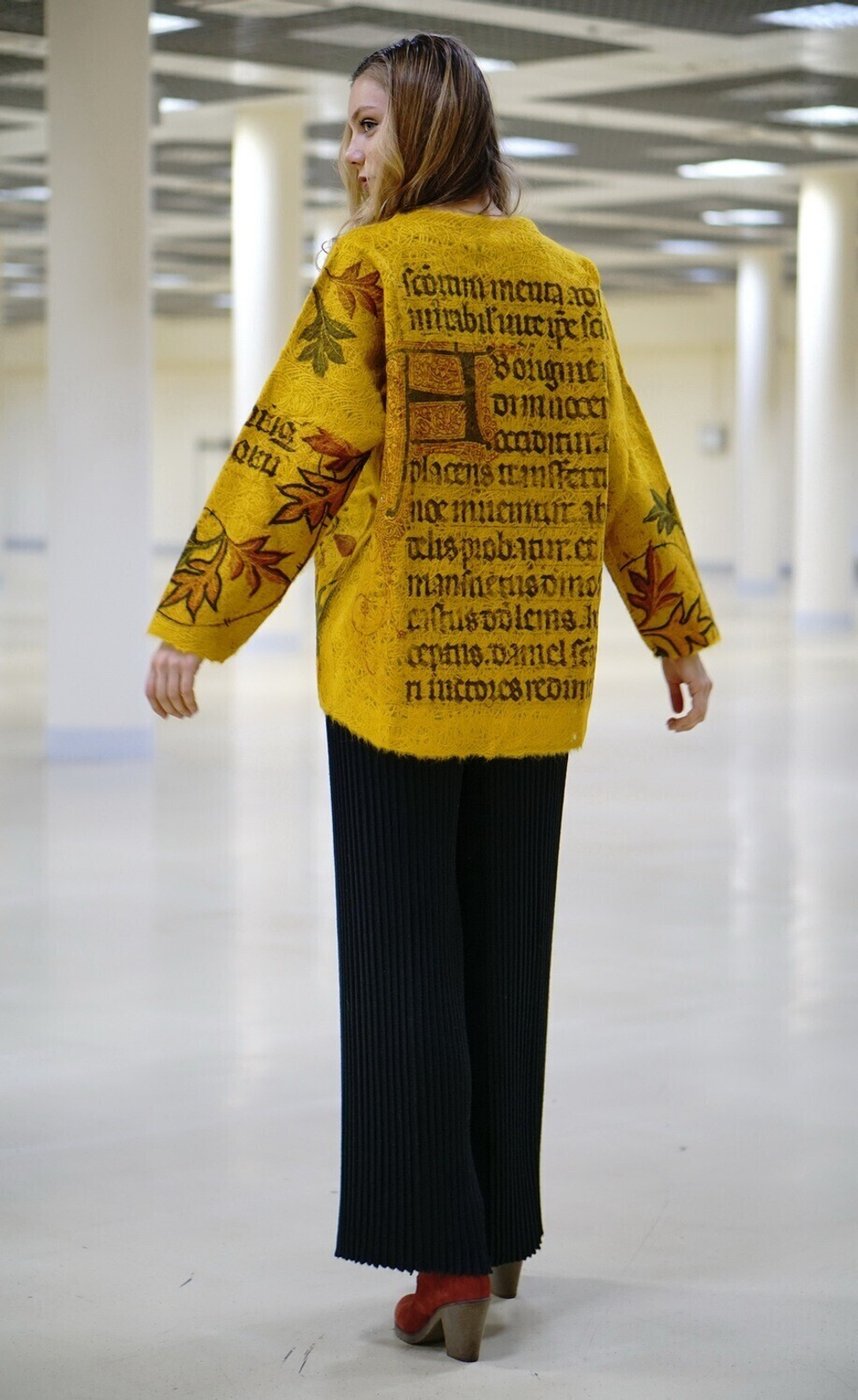 Дизайнерский свитер, по мотивам рисунков из средневековых манускриптов