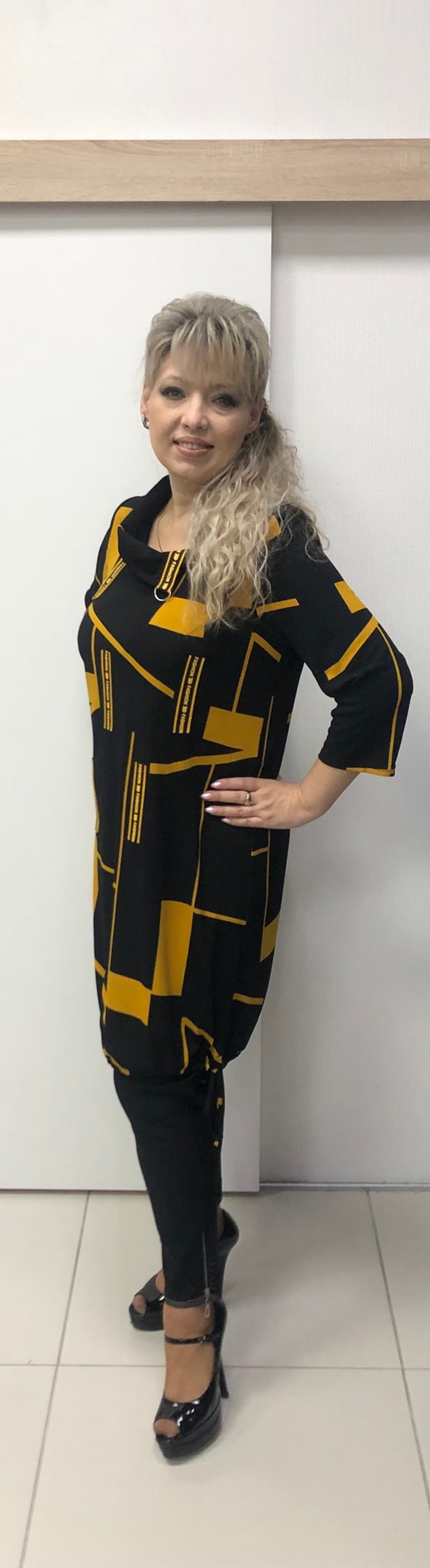 Черно-желтое платье с кулисками.