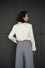 Блуза из обнимающего шелка в жемчужном