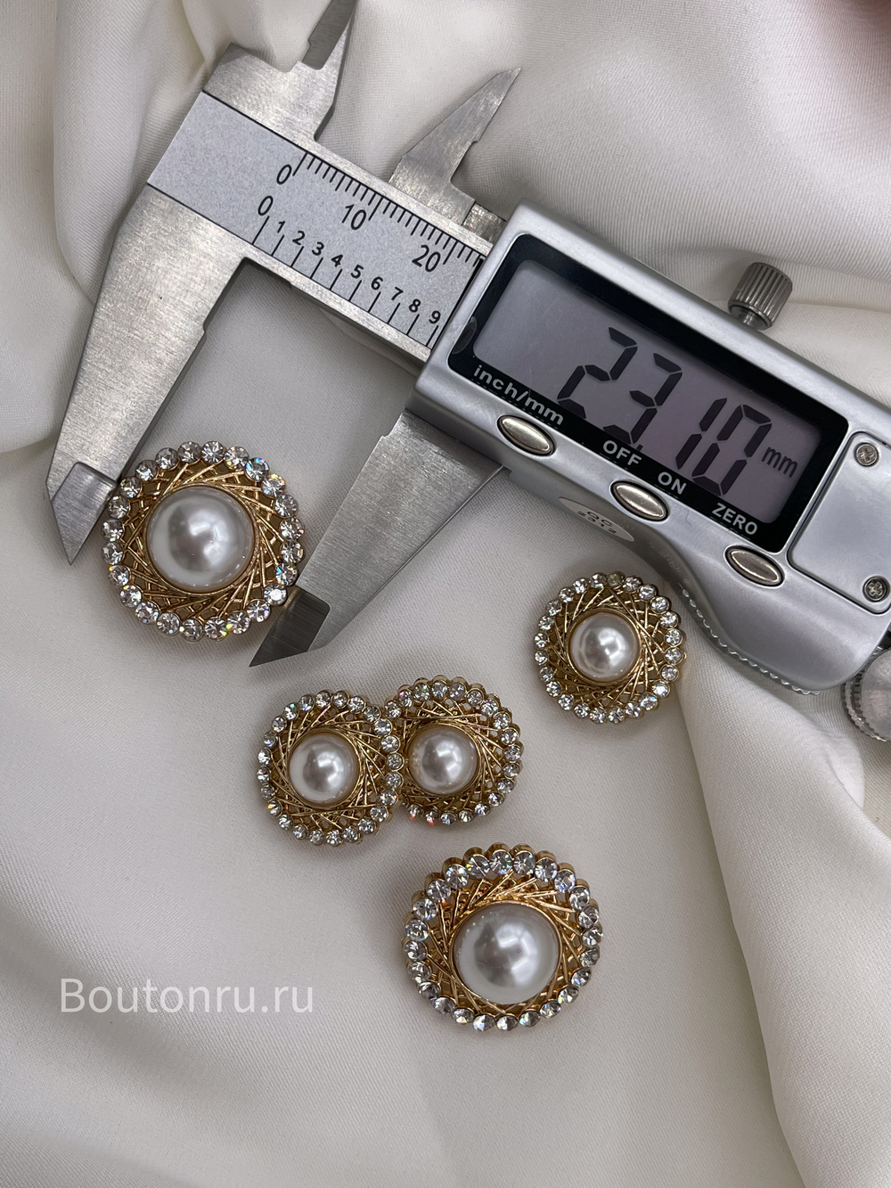 Пуговицы с плетением лучики в золотистом металле с жемчугом и стразами