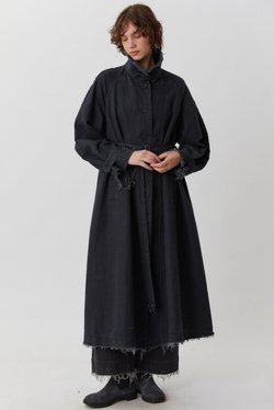 Объемный плащ из черного вареного льна