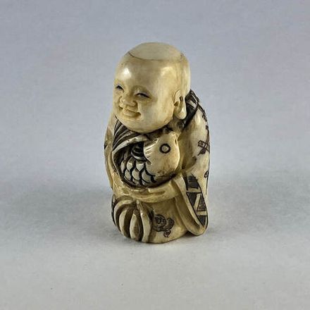 Статуэтка нэцкэ Ребенок Карако с большой рыбой