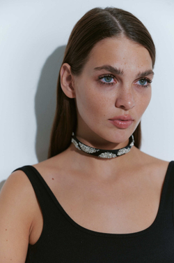 Ободок-чокер с серебристым декором