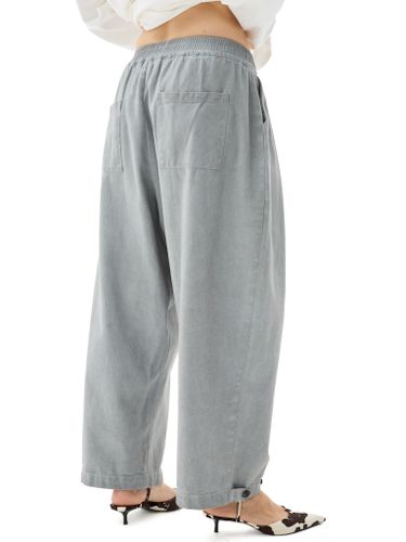 Серые хлопковые брюки-бананы с защипами