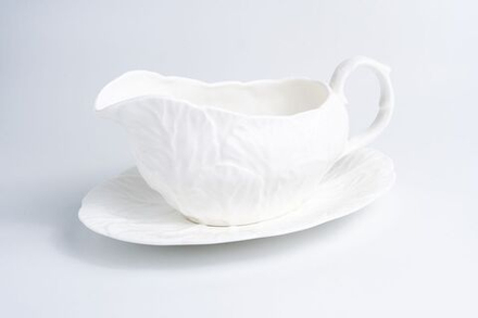 Соусник с блюдцем Wedgwood с тисненым узором «капустные листья»