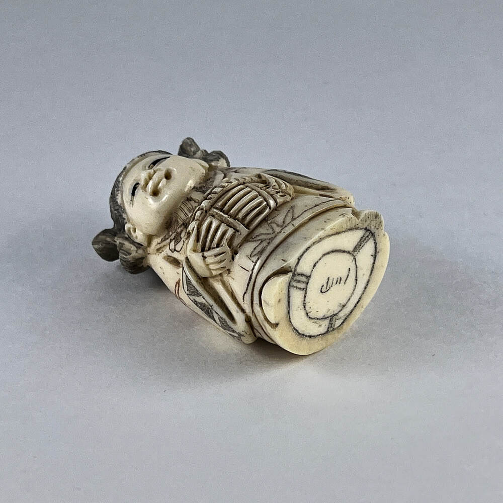 Статуэтка нэцкэ Девочка с цветами