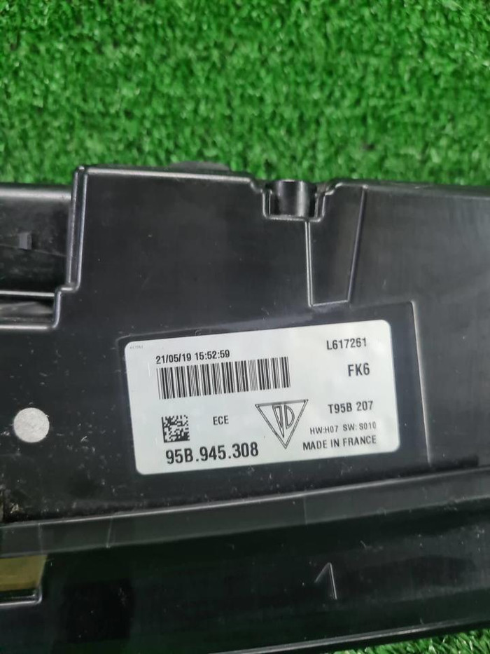 Фонарь крышки багажника Porsche Macan 95b (2018-2021)