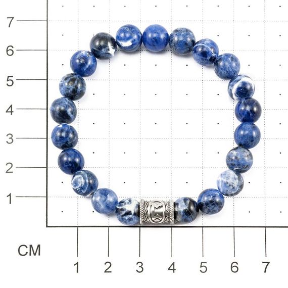 Изображение браслета из содалита и руной Перт, фото на размерной сетке.