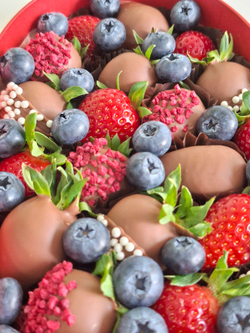 Клубника в шоколаде в коробке сердце " Ягодная роскошь"