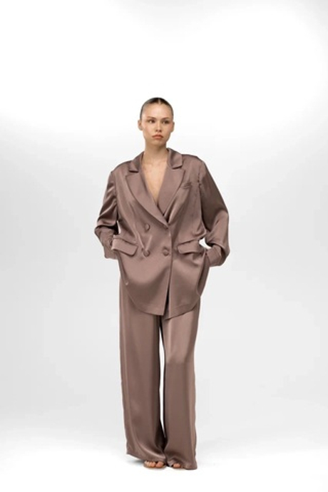 Атласный костюм с широкими брюками