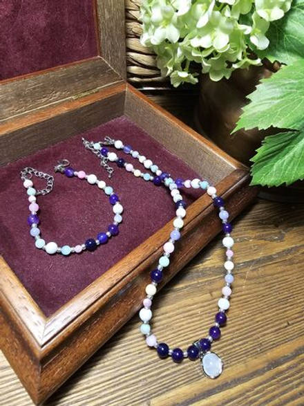 Комплект украшений авторский из натуральных камней. Колье и браслет Веселое разноцветье. Бижутерия на шею, на руку для женщин, девушек. Летнее женское украшение