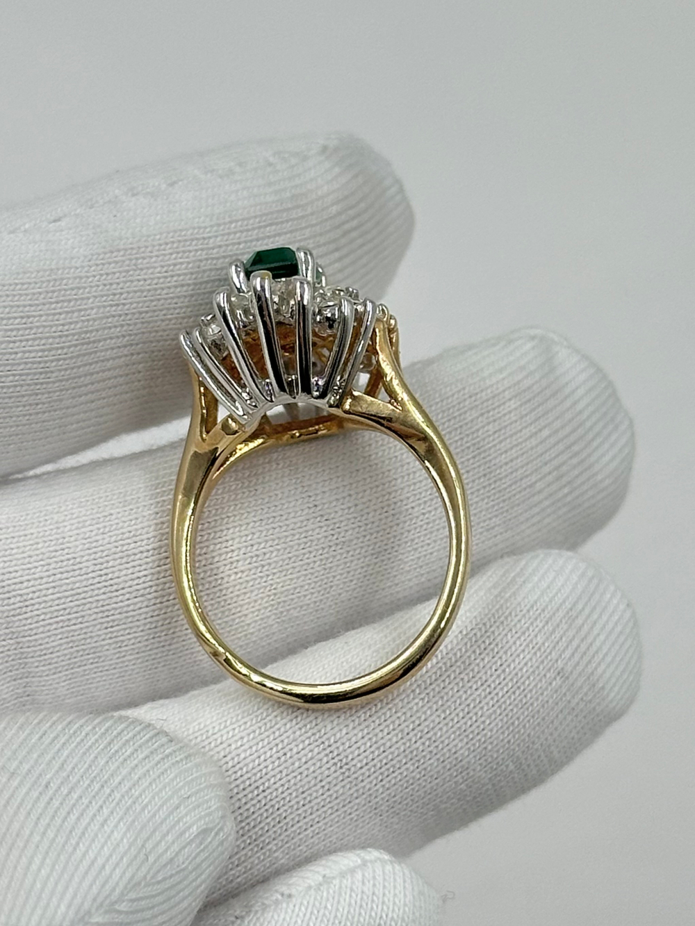 Кольцо с зелёным кристаллом