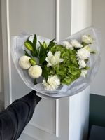 Букет из гортензии, пионов, пионовидной лилии, хризантемы и лизиантуса