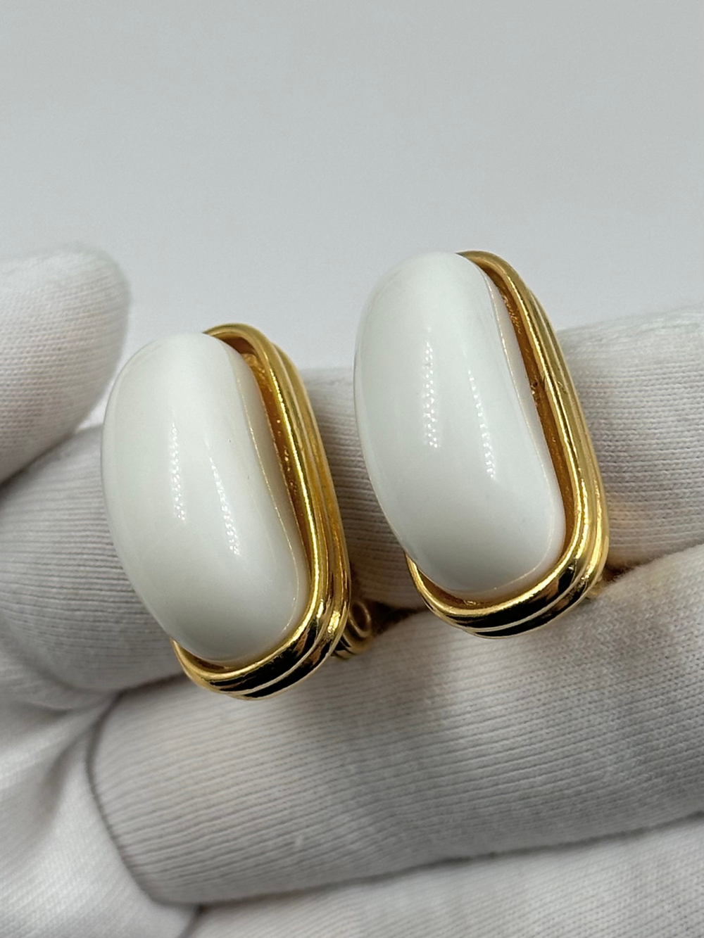 Клипсы с белыми вставками Monet