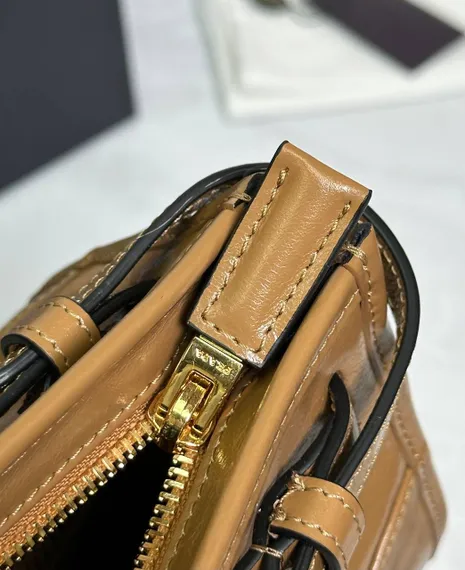 Маленькая кожаная сумка Prada через плечо, коричневый