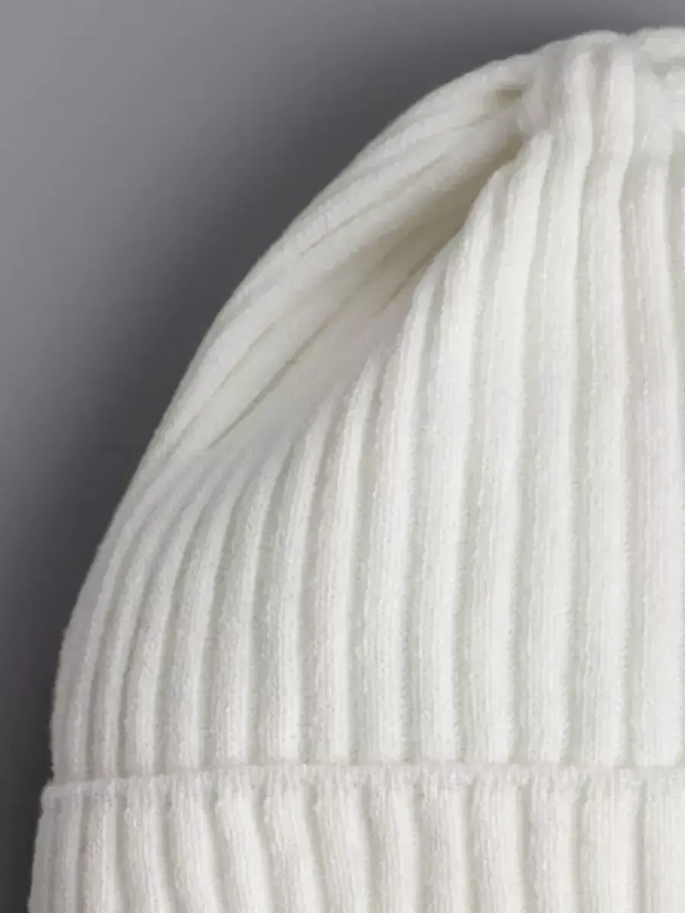 Шапка осенняя для девочки со снудом, белая