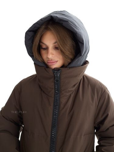 Коричневый пуховик с акцентной молнией