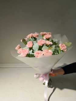 Гвоздика бывает стильной в букете с эвкалиптом (М0020)