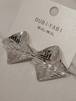 Серьги Oubi Yabi «Рельефный ромб» Silver