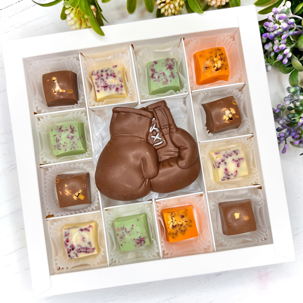 Шоколадный подарок "Боксерские перчатки ": фигурка и 12 конфет ручной работы