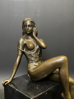 Бронзовая скульптура «Обнаженная на камне»
