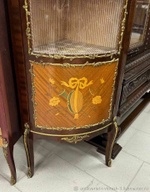 Угловая старинная витрина