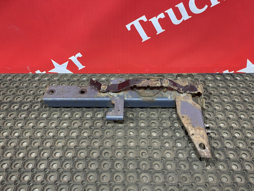 Кронштейн крыла передний левый