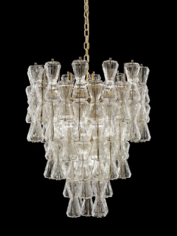 Дизайнерская люстра из стекла — изящная форма и мягкое рассеянное освещение.