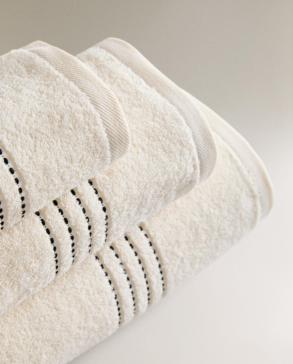 Zara Home - Банное полотенце с контрастной строчкой, белый, 90х150 см