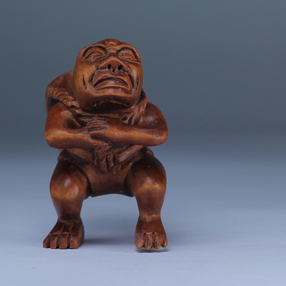 Нэцкэ Демон с маской на спине