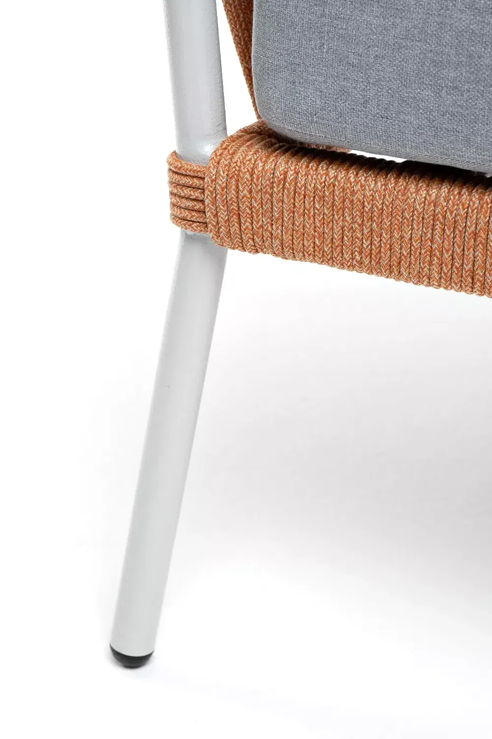 "Диего" кресло плетеное из роупа, каркас алюминий светло-серый (RAL7035) муар, роуп оранжевый меланж круглый, ткань светло-серая