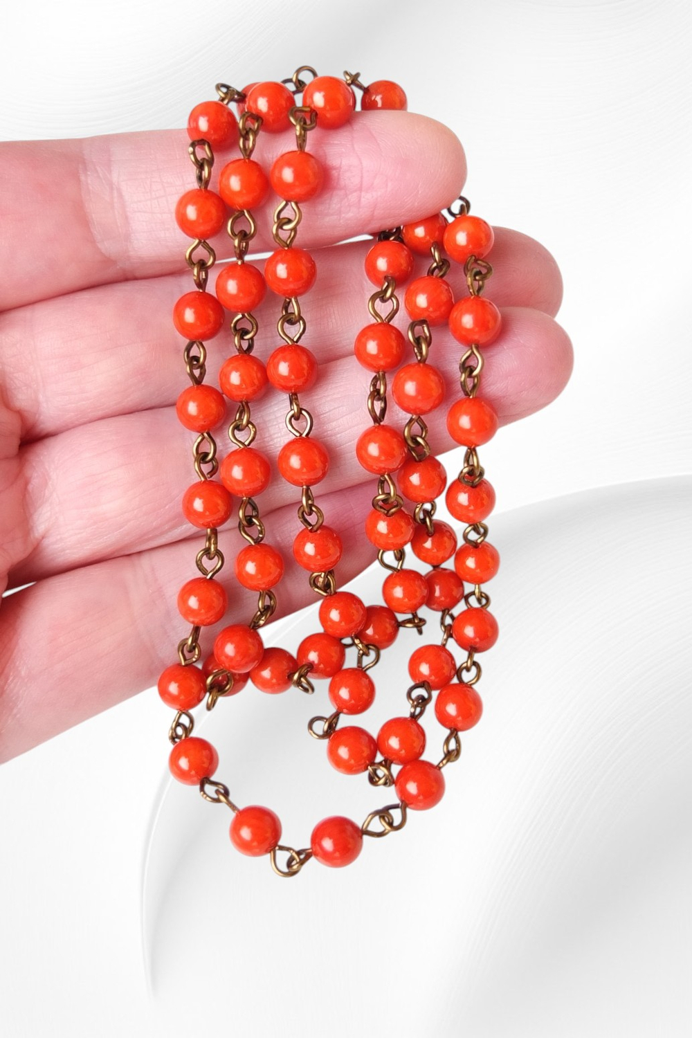 Стильные бусы из красного коралла