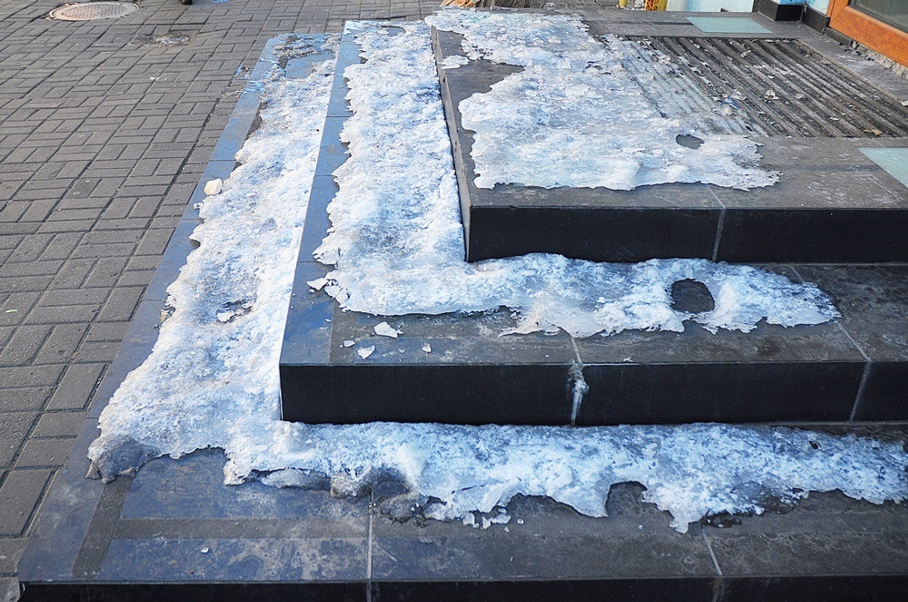 Как сделать покрытия из тротуарной плитки безопасными для пешеходов зимой?