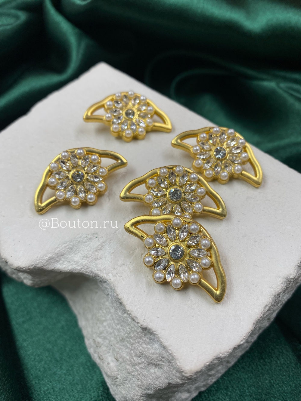 Пуговицы золотистые в форме глаз с жемчужинами и стразами Скиапар. скидка