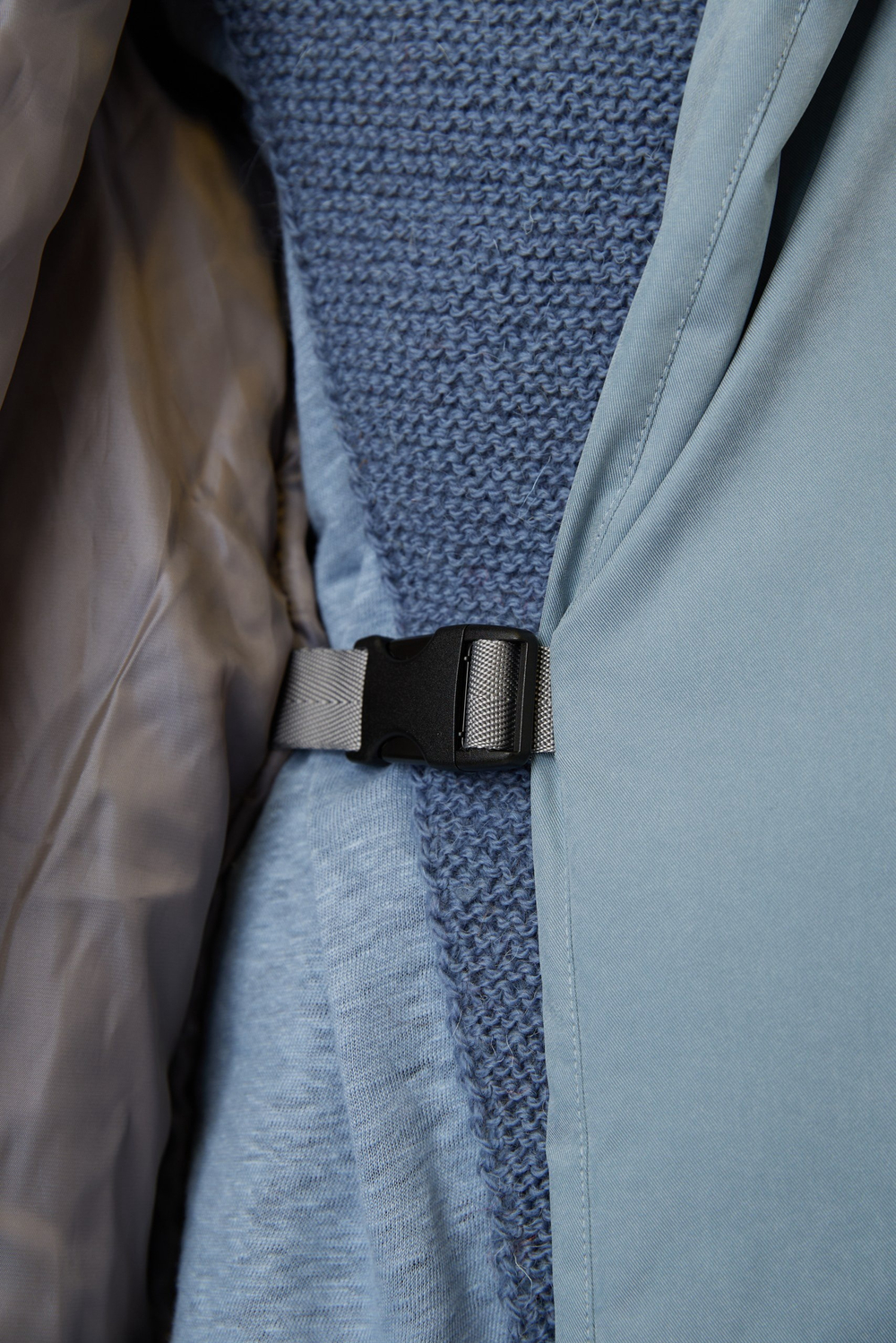 Зимнее пальто на запах из серо-голубой бархатистой мембраны