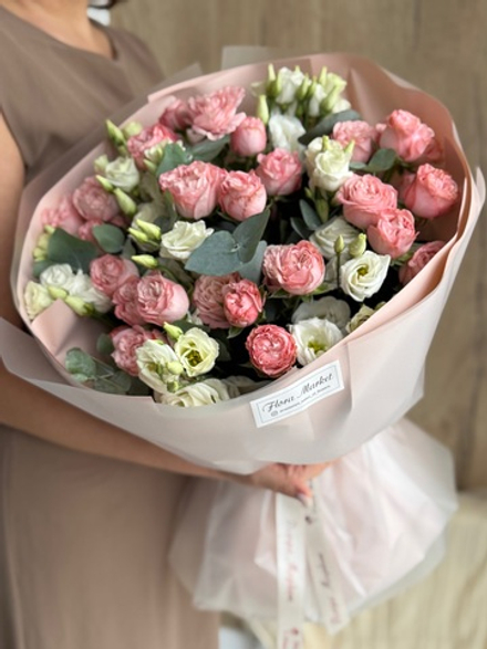 Элегантное сочетание пионовидные кустовых роз, лизиантуса и эвкалипта в воздушном букете от Флора Маркет