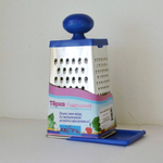 Терка универсальная 4-грани с пластмассовой круглой ручкой и пластмассовой крышкой-дозатором в сервисной упаковке 11х8,5х22см КМ01.001.04